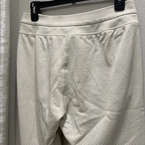 Lululemon Engineered Warmth Jogger. Size: 8 - Picture 14 of 17